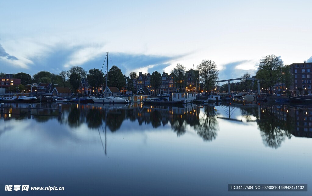 欧洲风情和尖顶房子