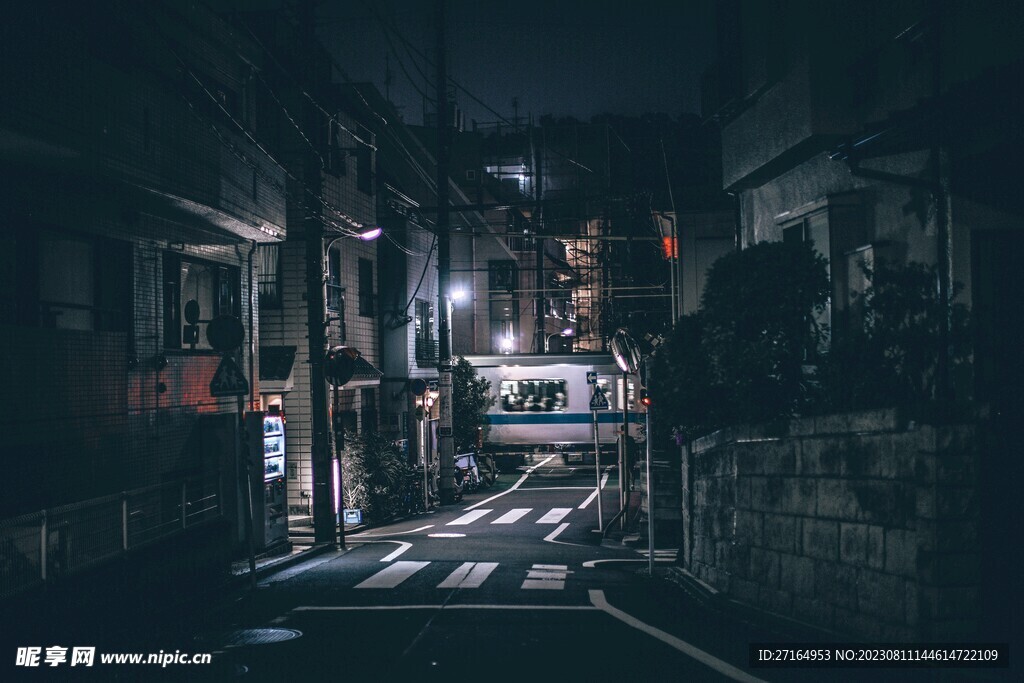 夜晚路灯下的街道