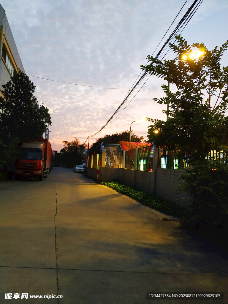 彩霞和天桥边