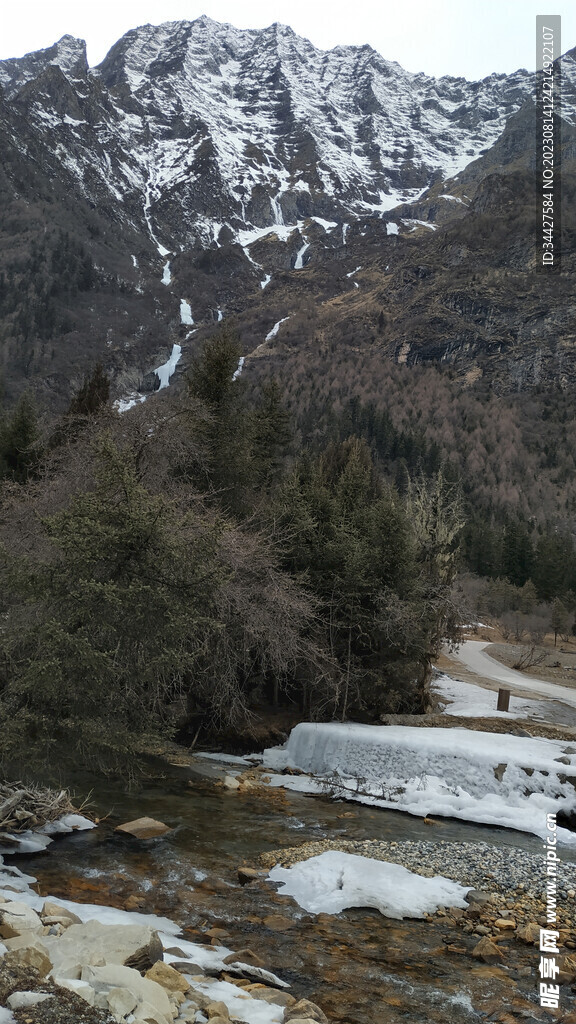 雪山和溪水
