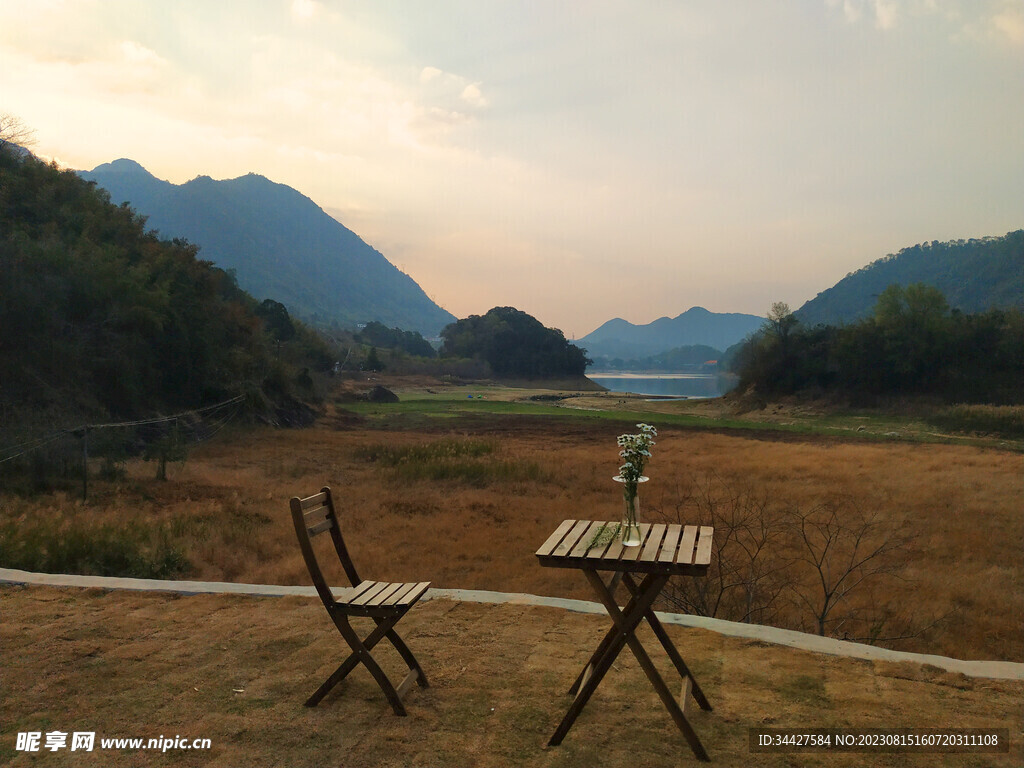桌台和湖景