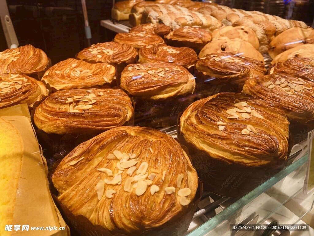 杏仁味面包图片