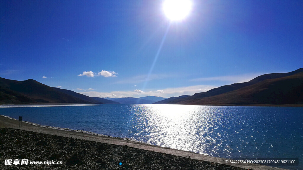 太阳下的湖景