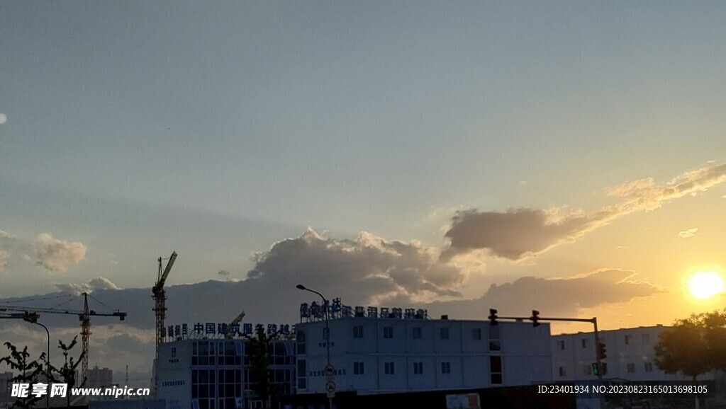 夏日日落晚霞建筑工地