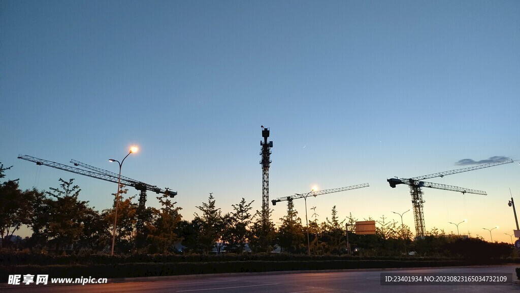 夏天日落建筑工地塔式起重机