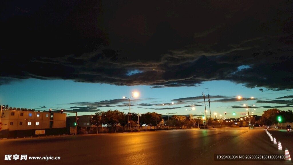 夏日乌云天空道路路灯