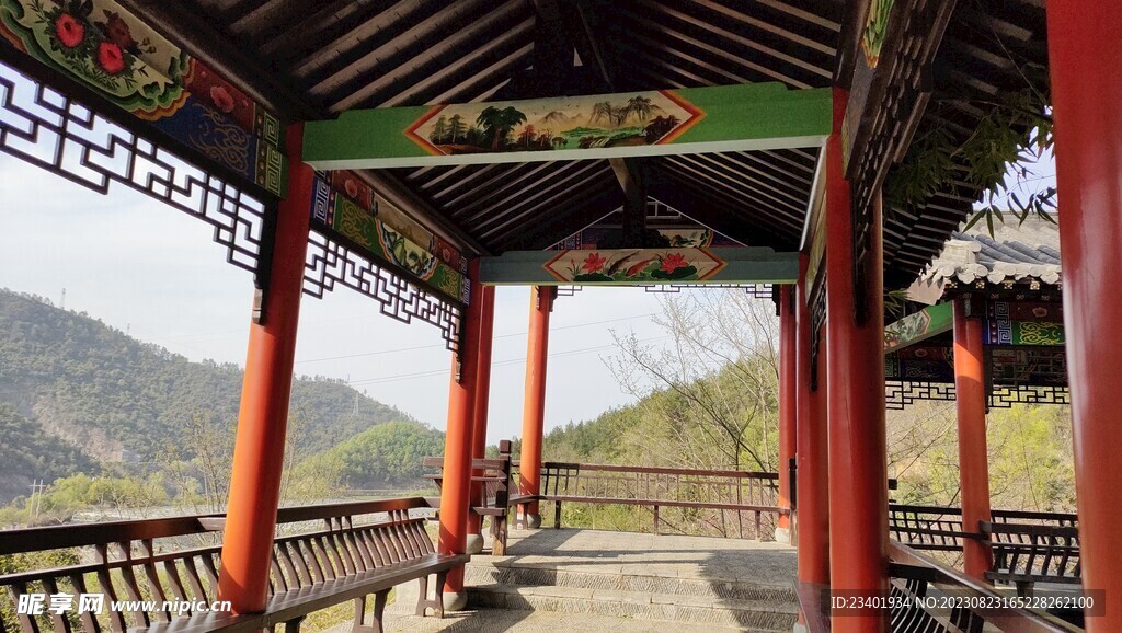 湖北十堰秦巴植物园走廊亭子