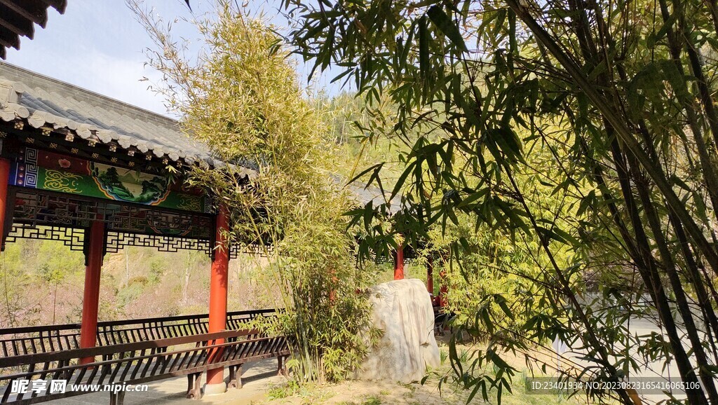 湖北十堰秦巴植物园复古建筑竹林