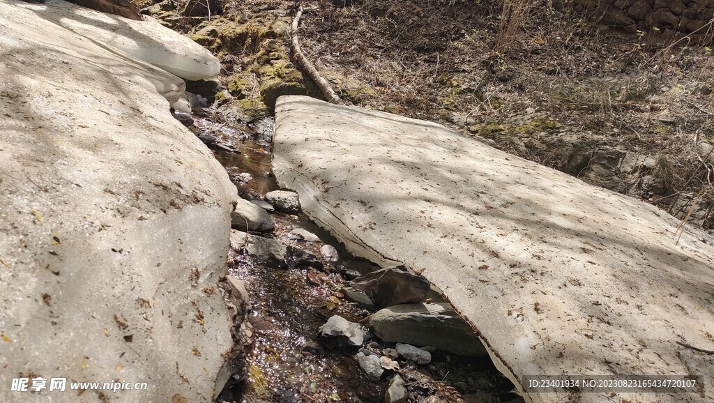 春天双龙峡溪流结冰冰块