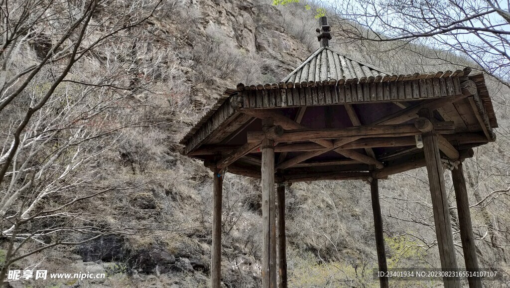 双龙峡山中休憩复古亭子