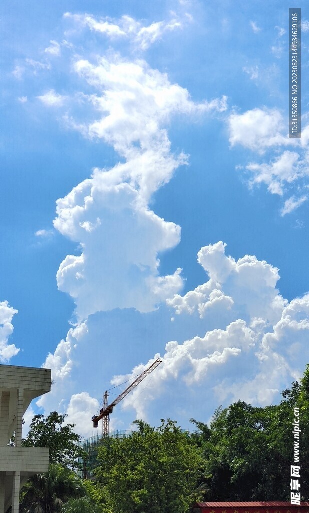 蓝天白云和吊机