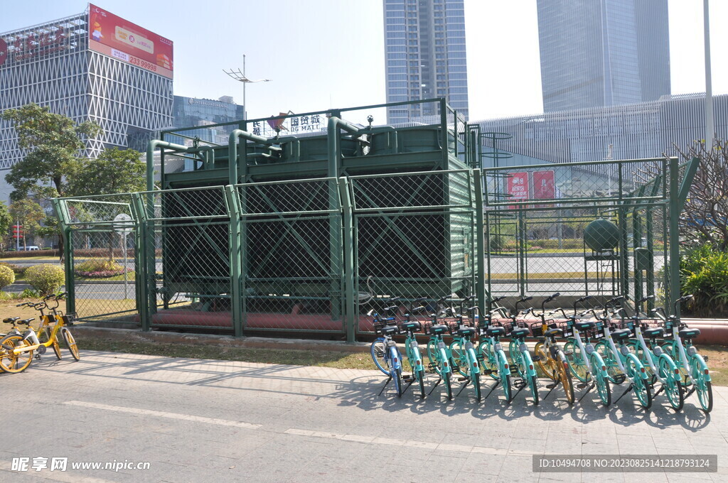 围栏与机械设备