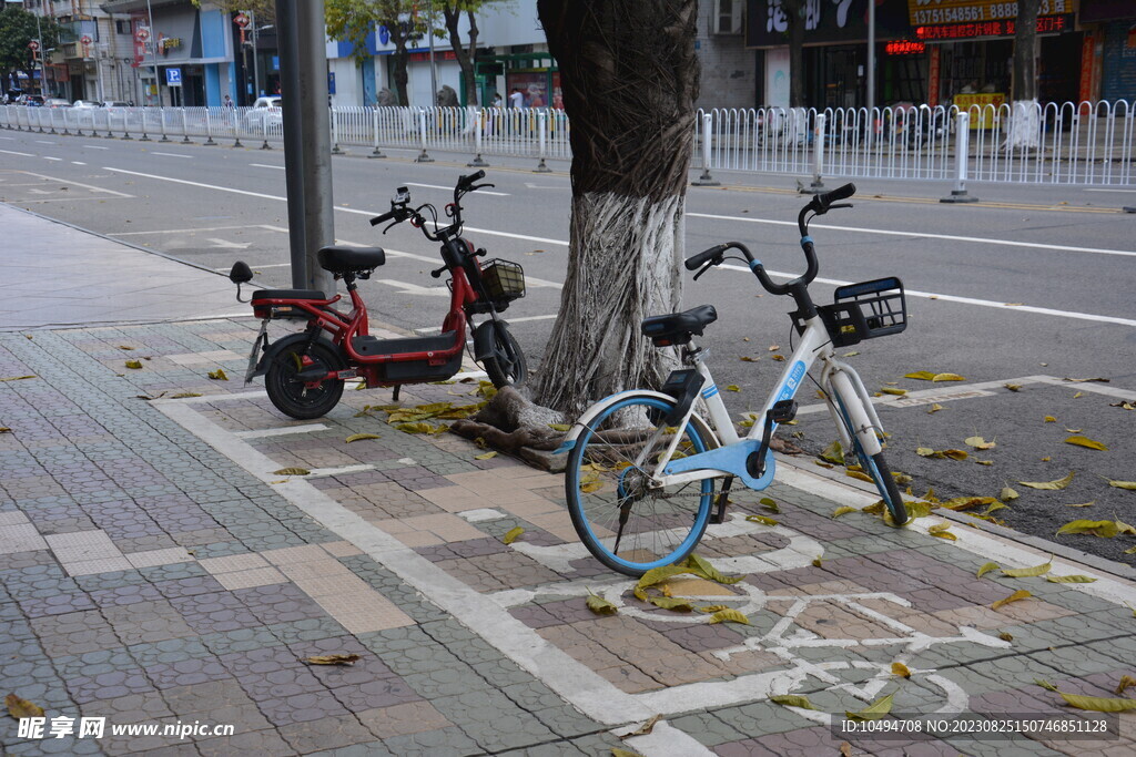 路边电动车和共享单车