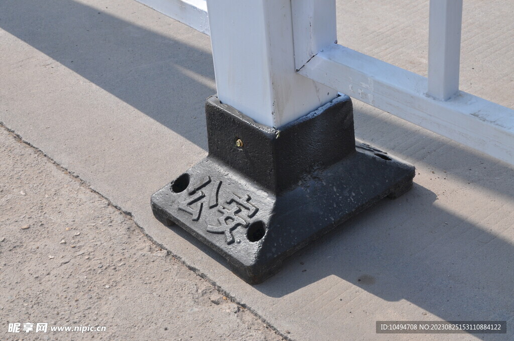 交通护栏底座安装