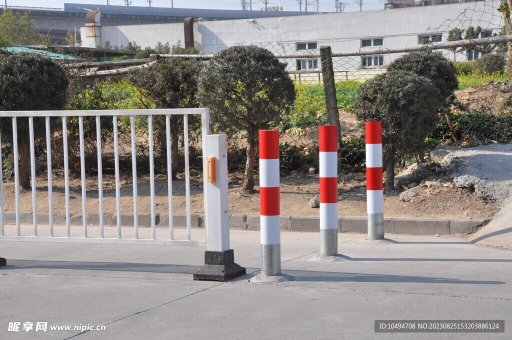 阳光下的护栏与防撞杆