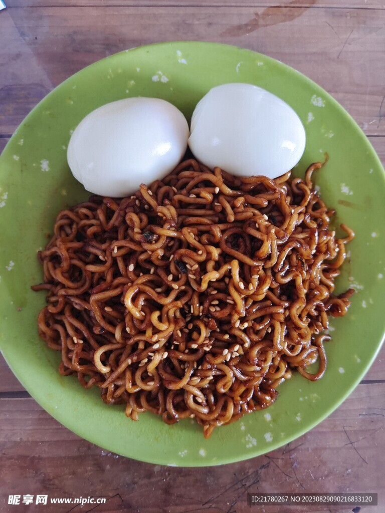 鸡蛋炸酱面