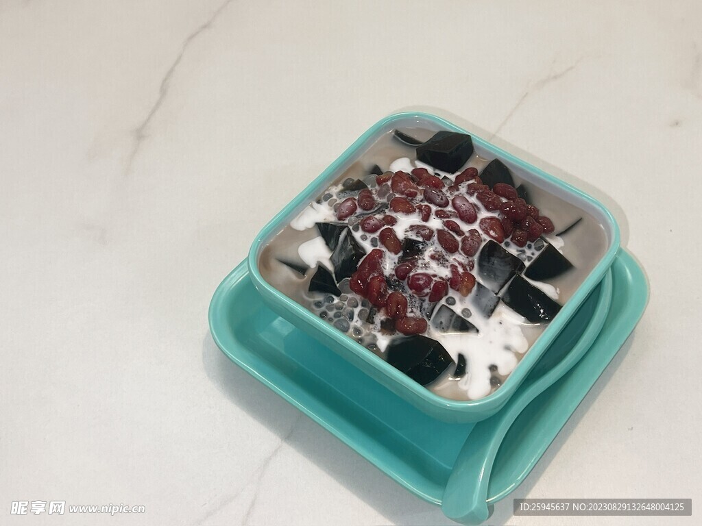 鲜椰汁凉粉草红豆
