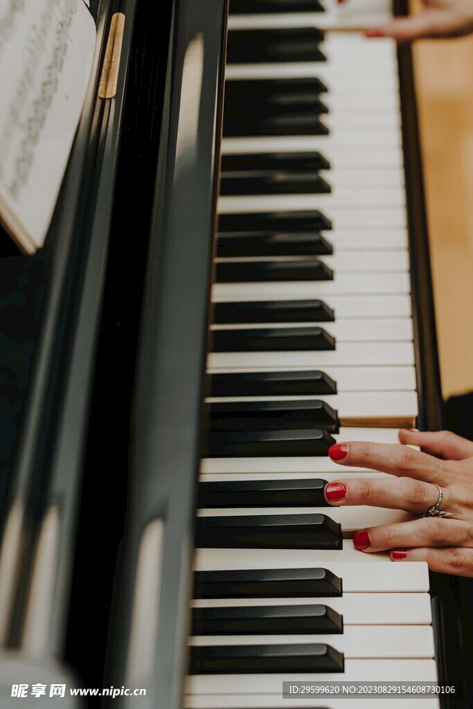 弹钢琴