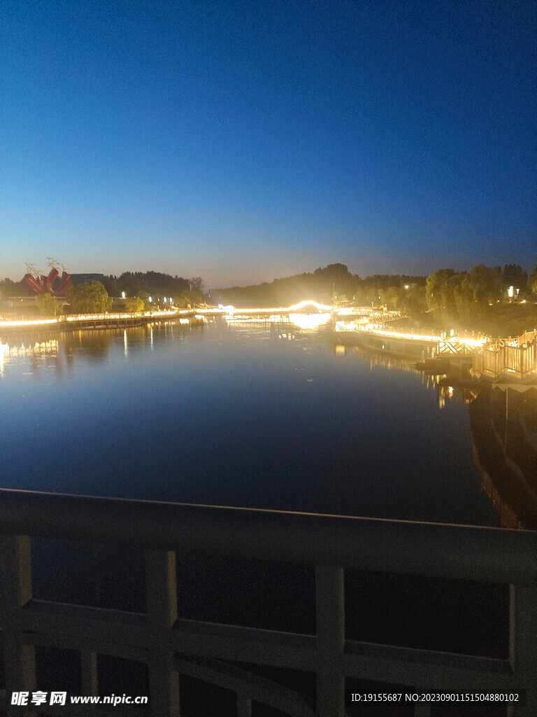 黄昏湖面