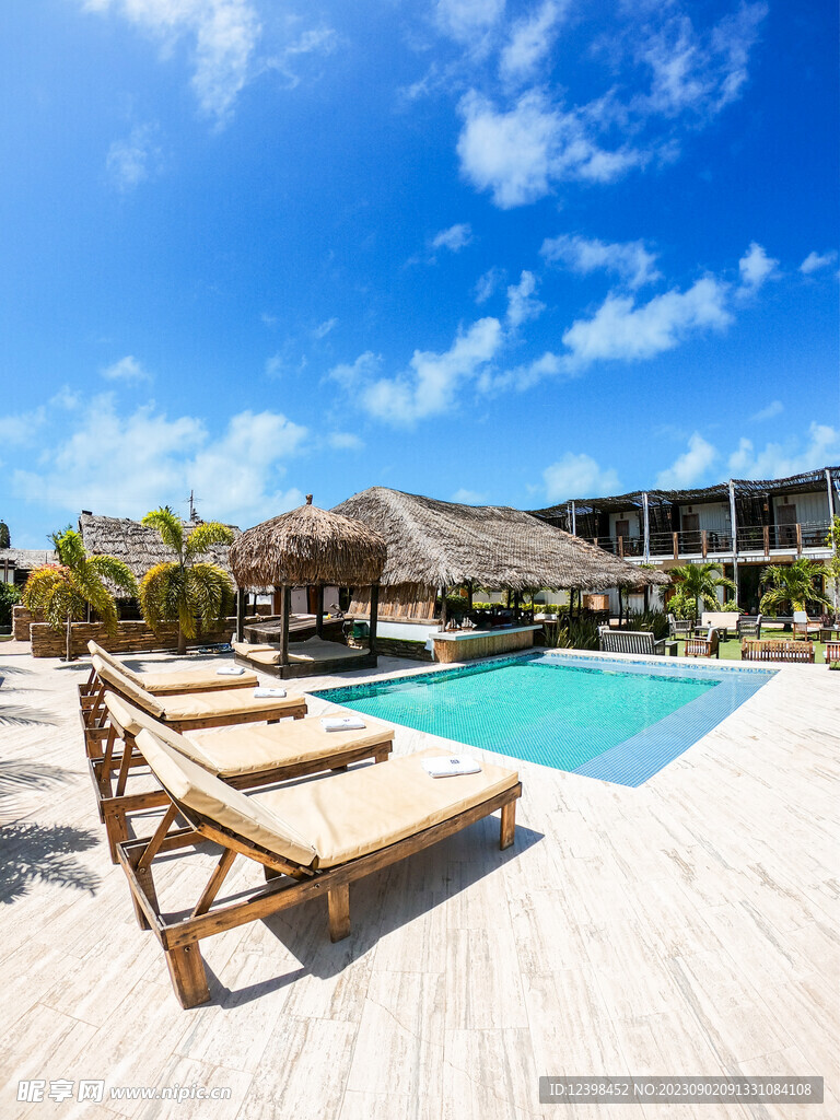 酒店户外游泳池