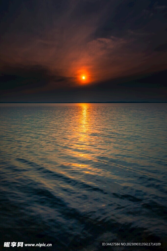 水面日出