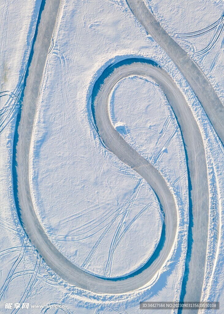 航拍雪地车道