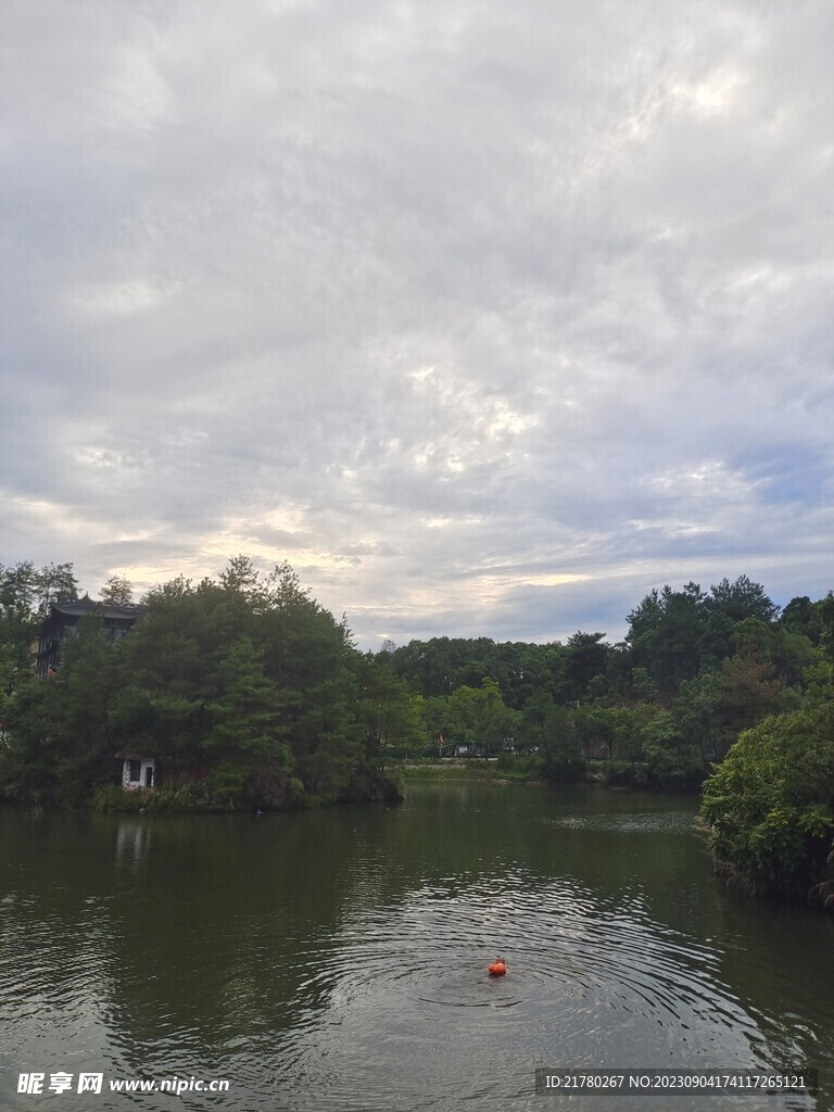 蓝天湖边