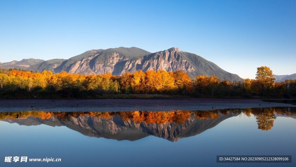 山水倒影湖景