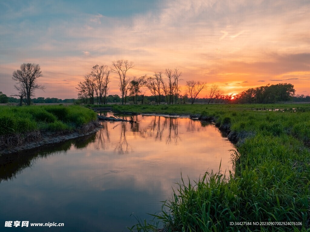 田野河流日出风景