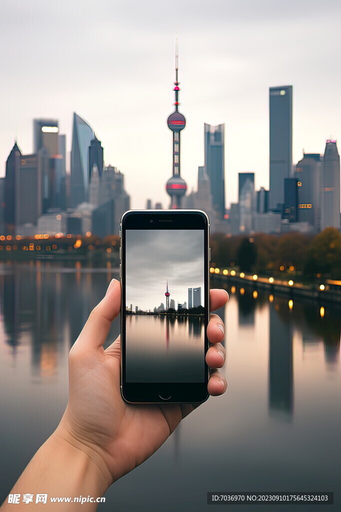 手持手机拍摄上海城市