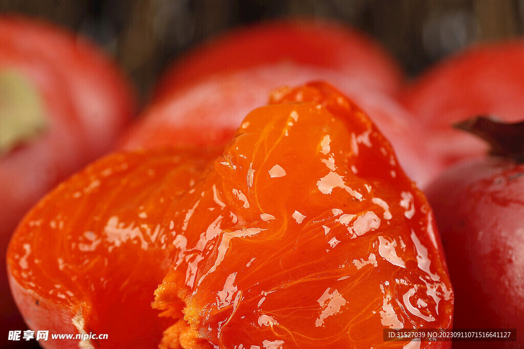 掰开的新鲜柿子特写