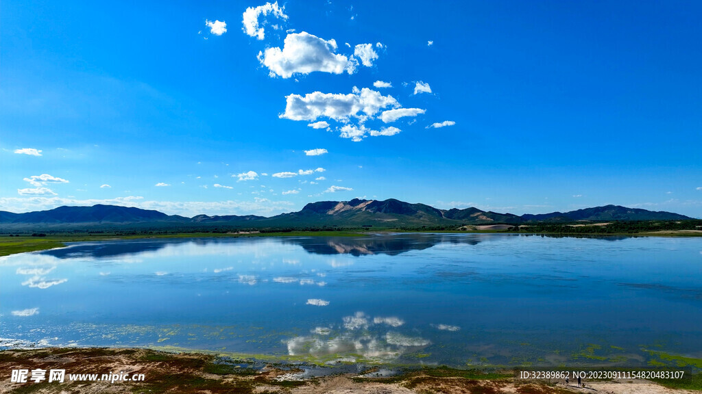 蓝天白云湖泊河流
