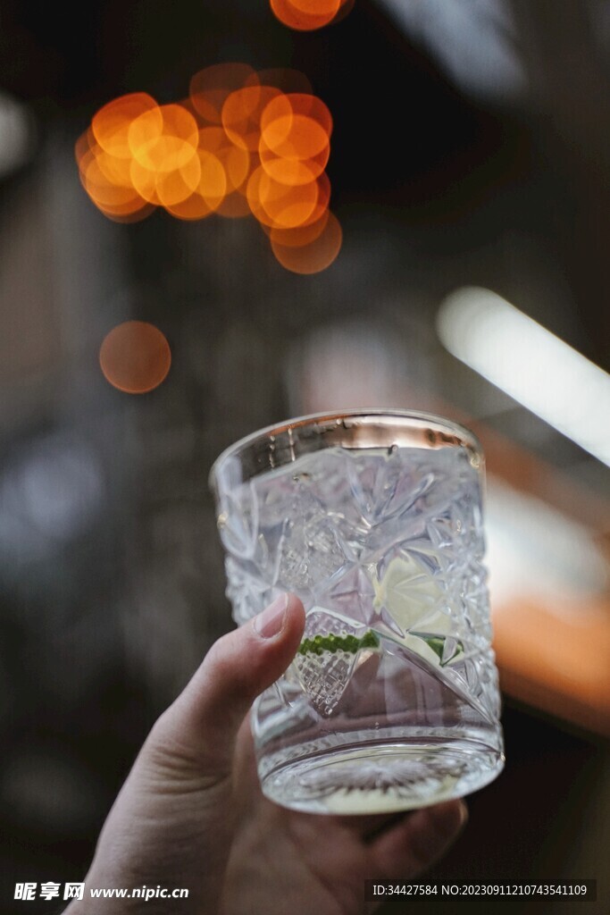 玻璃杯里的酒水