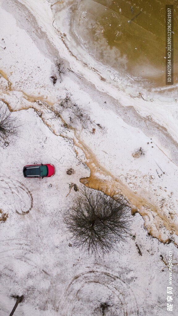 航拍冬天湖边雪景