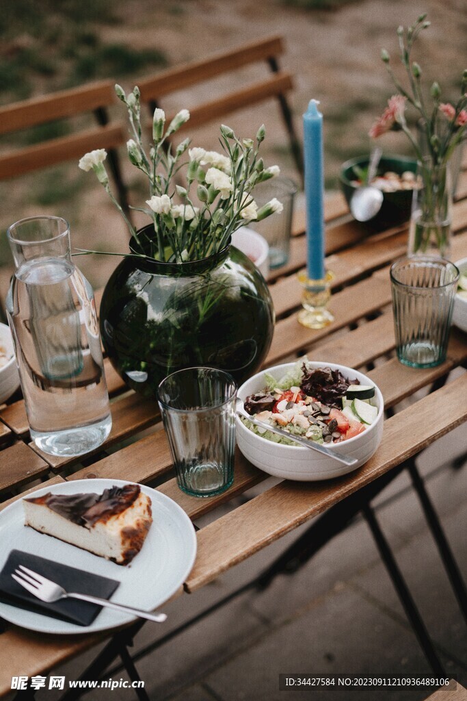 餐桌上的餐具和食物