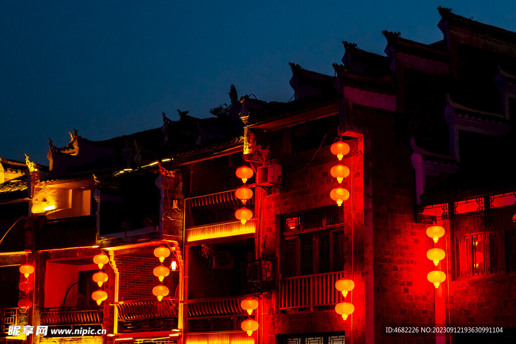 贵州镇远古镇舞阳河畔民居夜景