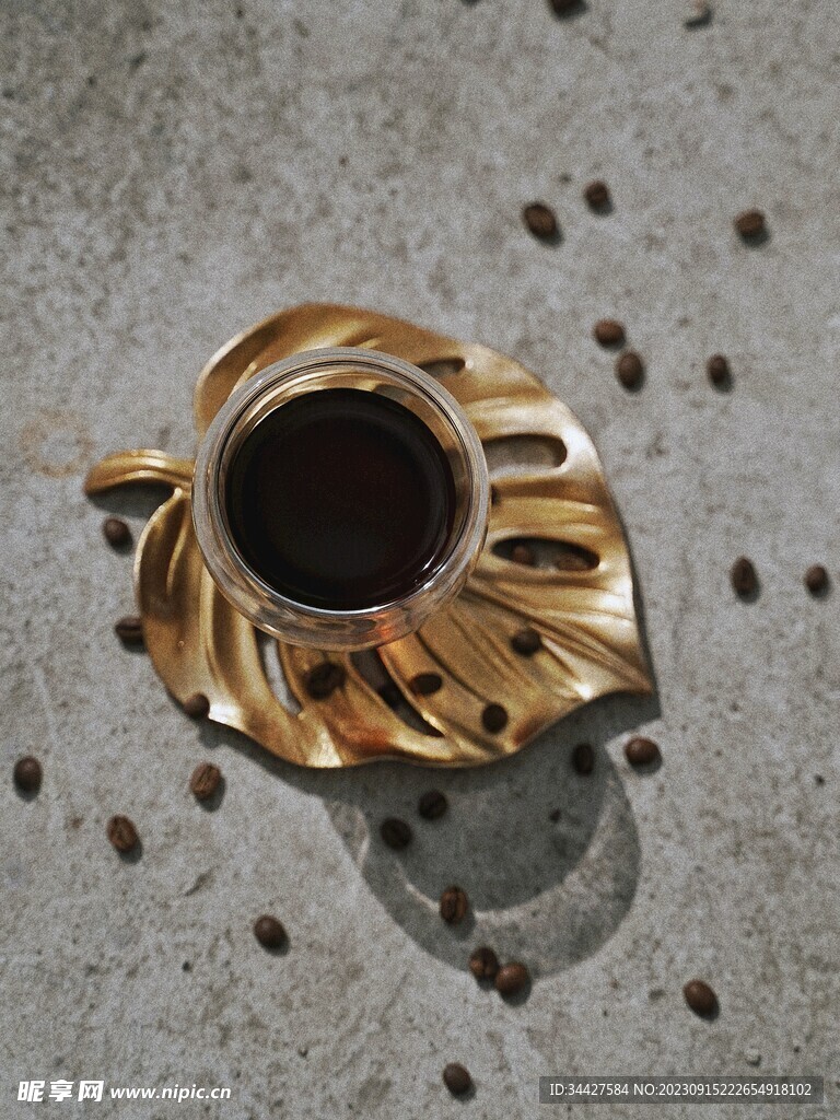 叶子状杯具上的咖啡