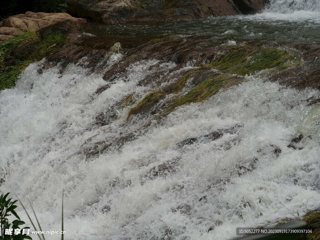 瀑布流水