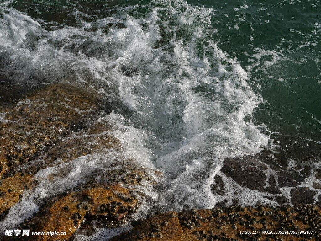 海边礁石海浪