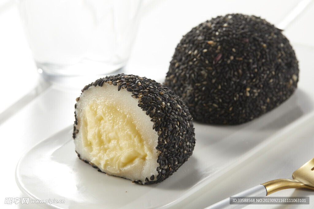 黑芝麻蛋黄糯米糍