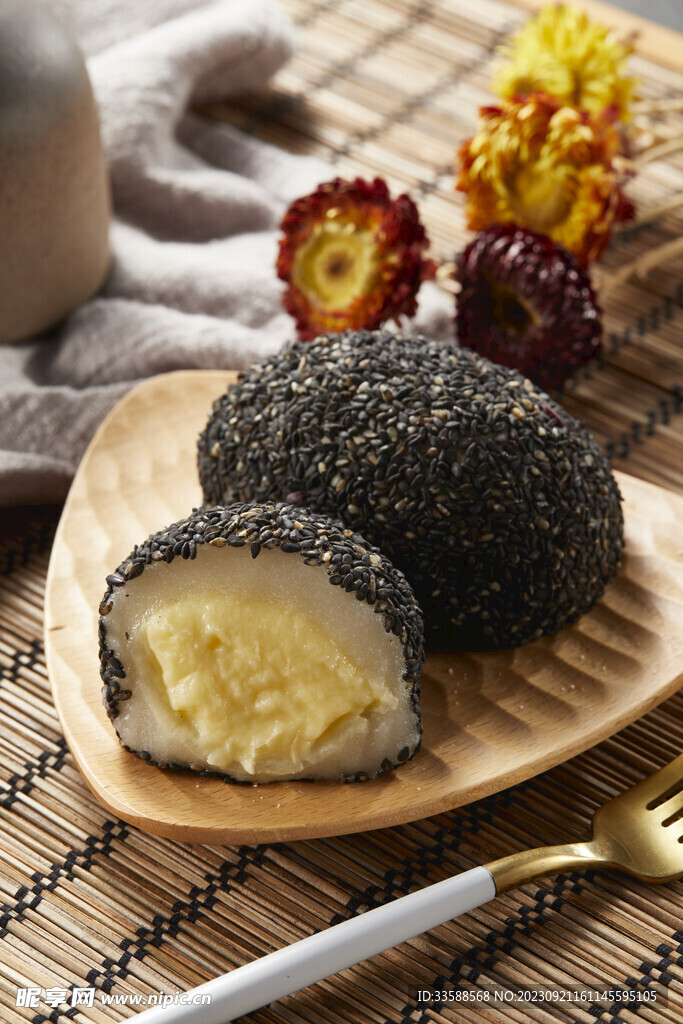 黑芝麻蛋黄糯米糍