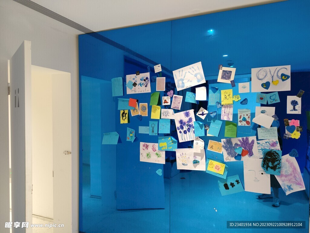 蓝色便利贴留言墙