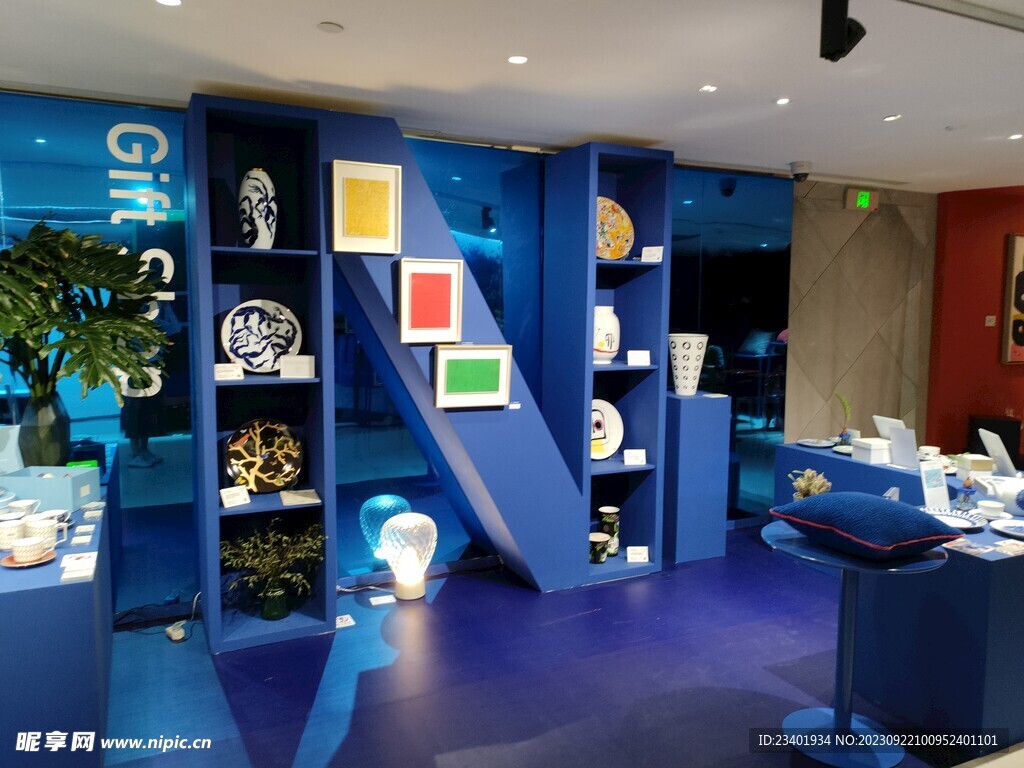 克莱因蓝橱窗装置艺术