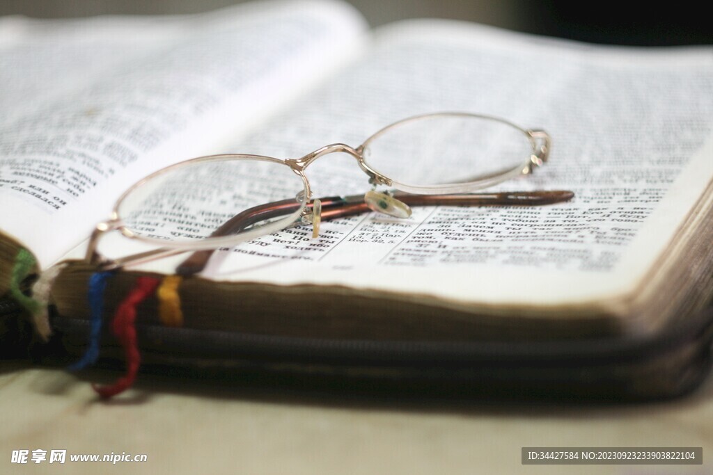 书本和眼镜