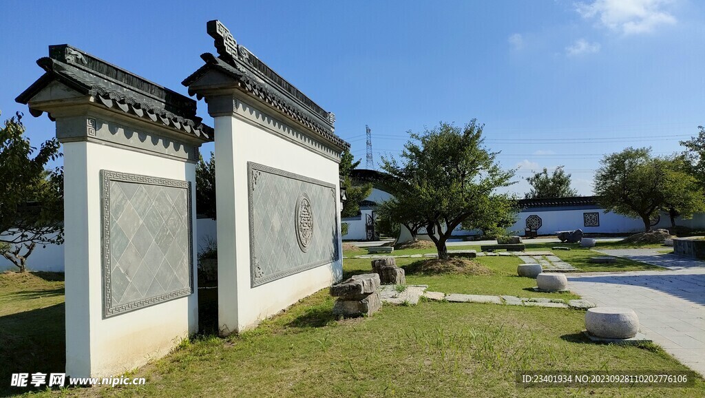 夏季伊芦山梅园白墙灰瓦建筑梅树