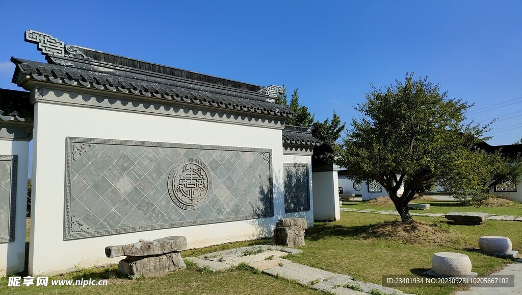 夏季伊芦山梅园白墙灰瓦建筑影壁