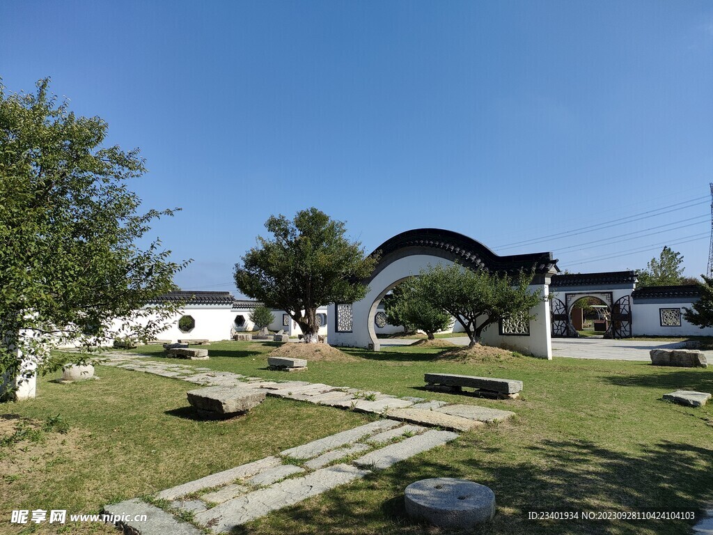 夏季伊芦山梅园白墙灰瓦建筑梅树