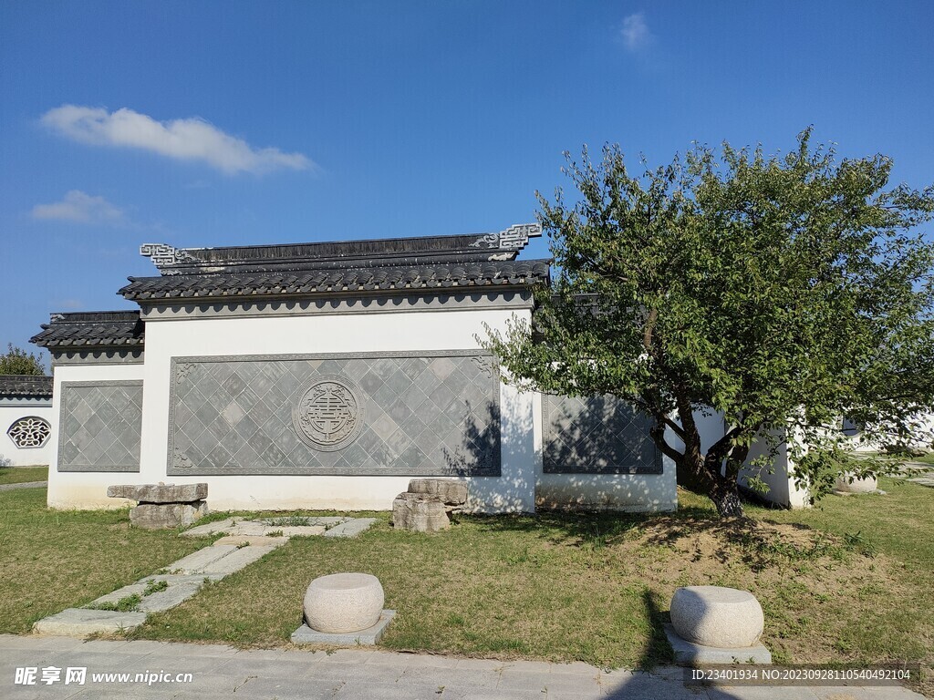 夏季伊芦山梅园景区梅树白墙灰瓦