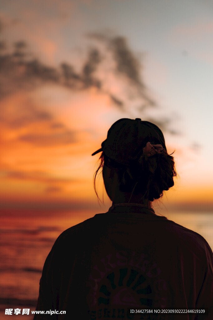 彩霞和女性背影