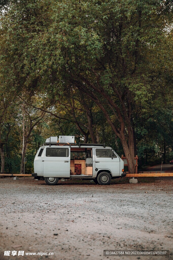 树林下的房车